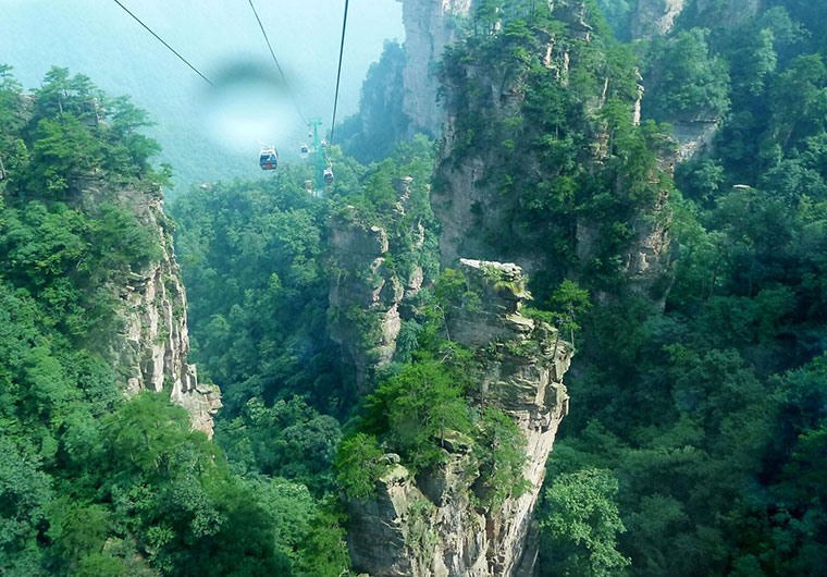 臻美天門：長(zhǎng)沙、韶山毛主席故居、張家界森林公園、黃龍洞、民俗風(fēng)情表演、天門山（玻璃棧道）、苗寨、鳳凰古城、土司王府雙飛六日/雙高六日